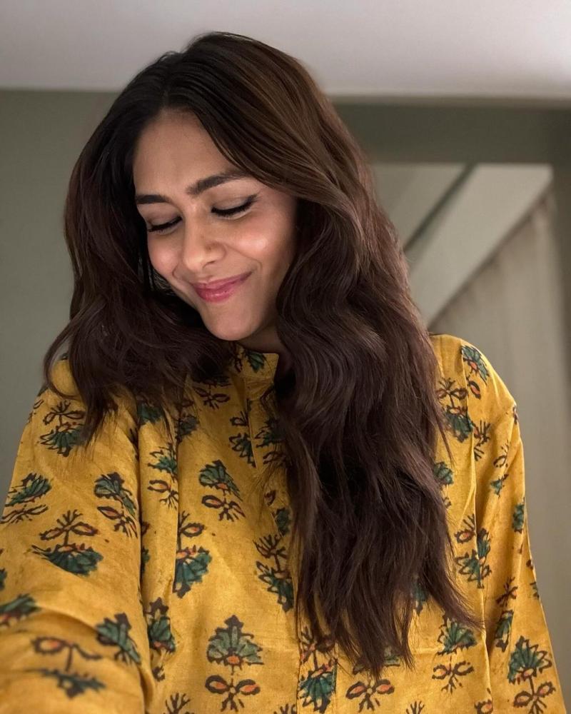 mrunal-thakur-cuteness-photos